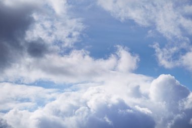 Mavi gökyüzünde beyaz kümülüs ve sirrus bulutları