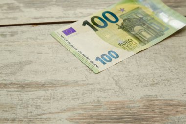 Tahta bir masanın üzerinde 100 Euro 'luk fatura..