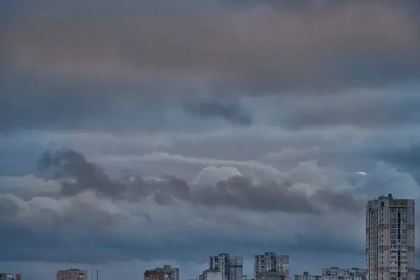 Şehrin gri binalarının üzerindeki kasvetli gri bulutlar, kasvetli gri manzaralar.