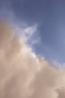 İki bulut, sıcak ve soğuk, gökyüzünde kasırgaların buluşması, zıt hava koşullarının buluşması, dikey çekim