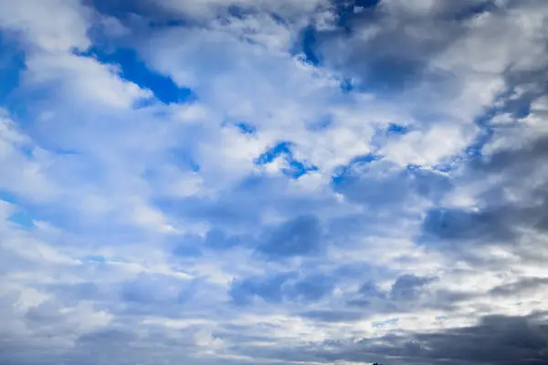 Mavi gökyüzünde beyaz bulutlar, bulutlu gökyüzü