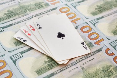 Ceket giyen bir adam oyuncak araba tutar. 100 dolarlık banknotlar, birinci sınıf, araba kredisi, araba satın alma, seyahat için para, yakın plan.. 