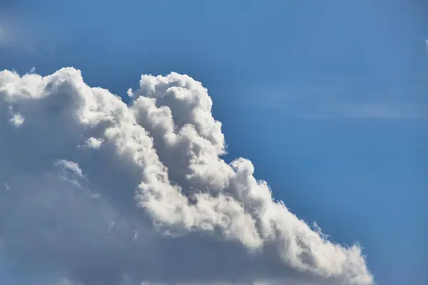 Mavi gökyüzünde beyaz bulutlar, mavi gökyüzünde yakın bulutlar