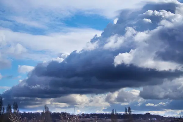  Bulutların önünde fırtına yeryüzünün üzerinde alçak