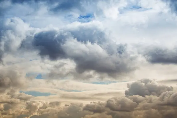 Kümülüs bulutları akşam ışığında yukarıdan görünür, akşam güneşinin ışığında bulutlar yukarıdan yakından bakar.