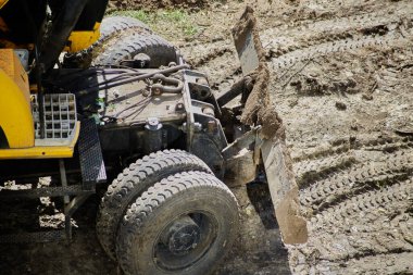 Toprak işlerinde çalışan buldozer kovası, buldozerle yapılan inşaat çalışmaları, buldozer çalışmaları, buldozerle hazırlanan ana yol tuvali.
