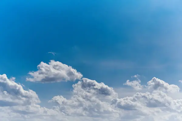 Mavi gökyüzündeki beyaz bulutlar, mavi gökyüzündeki bulutlar, gökyüzündeki bulutlar