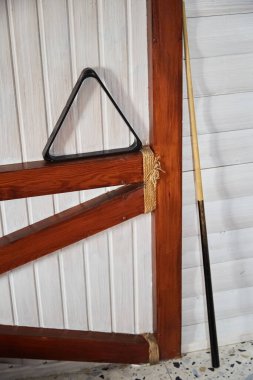 Cue duvara yaslandı ve kürsüde bilardo topları için bir üçgen. Bilardo oynamak için özellikler, bilardo oyununda duraklat