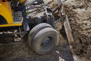 Toprak işlerinde çalışan buldozer kovası, buldozerle yapılan inşaat çalışmaları, buldozer çalışmaları, buldozerle hazırlanan ana yol tuvali.