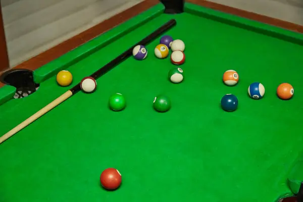 Bilardo masasında bilardo, bilardo, bilardo, bitmemiş oyun.