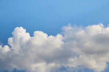 Yakından çekilen bulutlu cennetsel bir manzara..