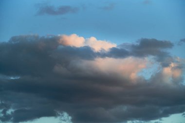 Akşam ışığı gökyüzündeki bulutlar, akşam günbatımındaki bulutlar