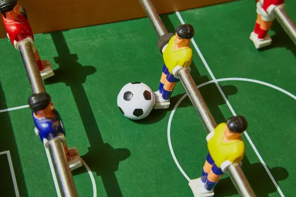 Langırt masası figürleri, masa futbolunun yakın çekim makro çekimi, masa futbolu, masa üstü spor oyunları.