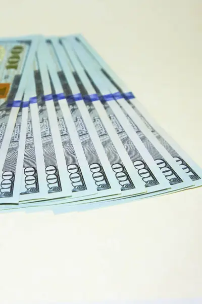 Yüz dolarlık banknotlar üst üste, Amerikan parası, büyük miktarda dolar, dikey çekim.