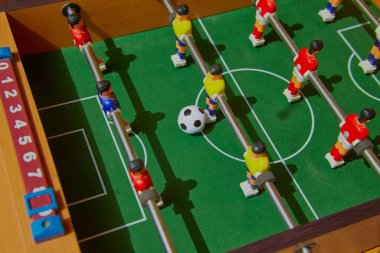 Langırt masası futbolu. Bir masa futbolunun yakın çekimi, spor masa oyunları