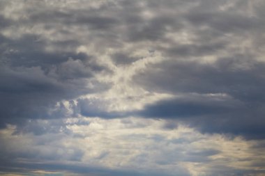 Gökyüzünde gri bulutlar, gökyüzünü kaplayan gri bulutlar.