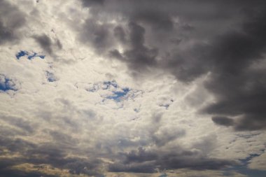 Gökyüzünü kaplayan bulutlar, bulutlu gökyüzü, bulutların içindeki gökyüzü, ufuktaki bulutlar