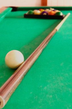 Bilardo masası üçgen şeklinde ıstaka ve toplar, bulanık arka plan, bilardo oyunu, bilardo kulübü