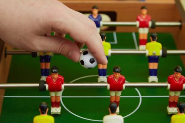Masa futbolunun üzerinde bir topu tutmak, masa futbolunun başlangıcı, masa futbolu.
