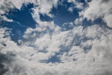 Gökyüzünde dönen beyaz bulutlar, büyük bulut oluşumları