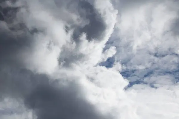 Kümülonimbus bulutlarının oluşumu, yoğun kümülüs bulutlarının içinde.