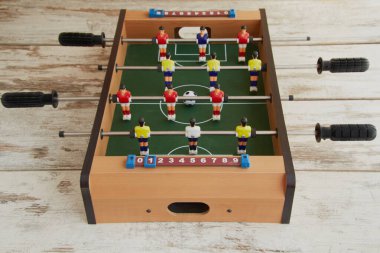 Mini masa futbolu, yakın plan futbol, ahşap masada çocuk masası futbolu. 