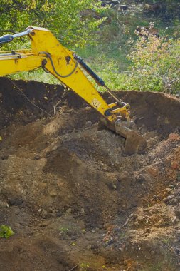  Kazıcının kovası toprağı kazıyor ve yeni gelişmelerin önünü açıyor..