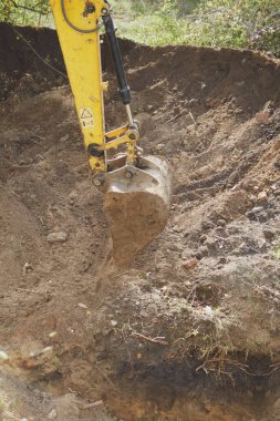 İnşaat alanındaki kazıcı kovası kapatılıyor.