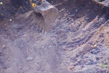 İnşaat alanında çalışan bir kepçe. Yakın plan.