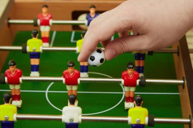 Bir futbol oyununda el topu atmak, futbol masası langırt oyunu, oyunun başlangıcı.