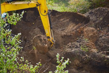 Kova kazı alanından sürekli olarak toprak ve kaya taşıyordu.