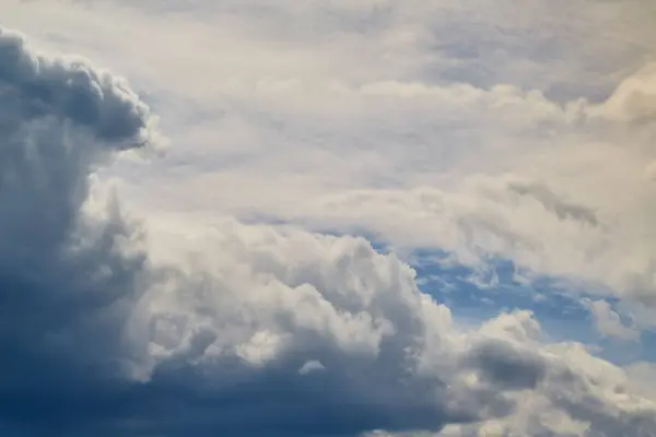 Gökyüzünden yaklaşan fırtına bulutu, yaklaşan yağmur, değişen hava