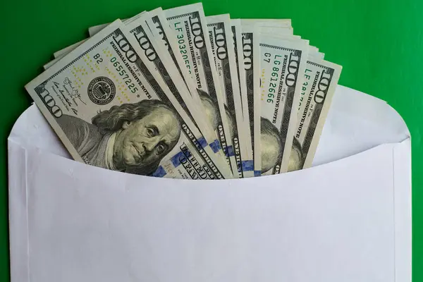 Yeşil bir geçmişi olan 100 dolarlık banknotlar, finansal ödemeler, nakit rüşvet, finansal posta transferi