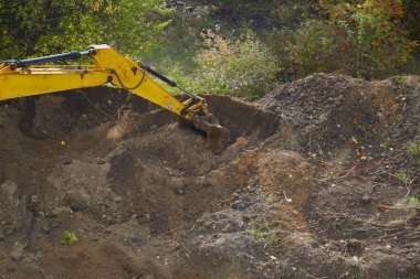 Kazı kovası toprağı kazıyor, kazı kovası toprağı kazıyor, yakın plan.