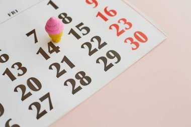 Takvim ve 14. buluşmaya yakın küçük bir dondurma, hafta sonunda ödül, takvimde tatil, dondurma günü.