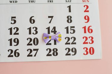 Takvimde kelebek kravatı, takvimde gülen surat kravatı, parti günü, çocuk partisi, çocuk tatili, 14 numara ve çocuk papyonu.