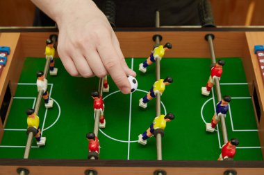 Topu langırt, langırt, langırt, masa başı oyunlarına atmak.