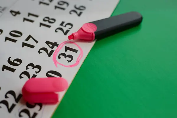 31. gün, ayın sonu, yılın son günü işaretli takvim