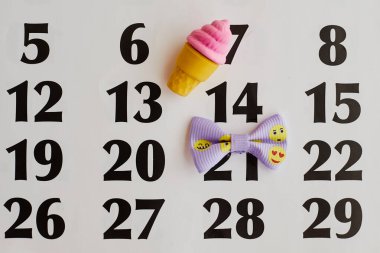 Oyuncak papyon ve takvimde küçük bir dondurma kapanış, parti günü, tatil haftasonu, çocuk partisi