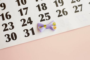 Takvimde kelebek kravatı, takvimde gülen surat kravatı, parti günü, yıl sonu, 31 ve palyaço papyonu. 