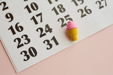 Bir takvim ve randevuya yakın küçük bir dondurma külahı 14, hafta sonu ödülü, randevu günü, takvimde kutlama günü, dondurma günü