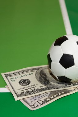 Futbol topu ve dolar yeşil arka planda, favori futbol tahminleri, bahisçi bahis, spor bahisleri, futbol posterleri, futbol arka planları