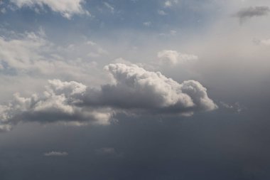 Gri gökyüzünde beyaz bulutlar, alacakaranlık gökyüzünde beyaz bulutlar,