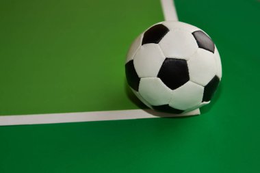 Yeşil zemin üzerinde beyaz çizgilerin kesiştiği futbol topu, köşe başında futbol topu, futbol tahmini, futbol posteri, arka plan
