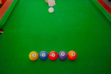 1 'den 5' e kadar olan top bilardo masasında tek sıra halinde, bilardo oynayarak, bilardo oynayarak, bilardo oynayarak, bilardo oynayarak, bilardo oynayarak,