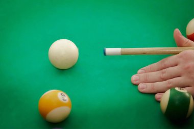 Bilardo oynar, bilardo oynar, bilardo oynar, bilardo oynar, bilardo oynar, bilardo oynardık.
