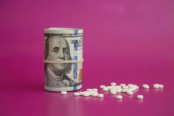 Franklin 'in ağzını kaplayan lastik bantlı yüz dolarlık banknotlar sarılmış, beyaz haplar ve dolarlar, ilaçlar hakkındaki gerçekler, ilaçların yan etkileri, para karşılığı plasebo.