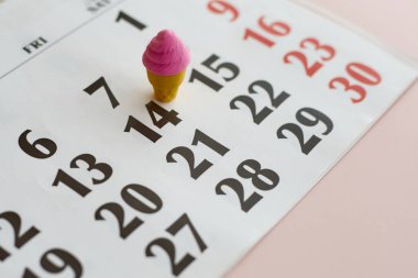 Takvim ve küçük dondurma 14. tarihe yakın, hafta sonu ödülü, randevu günü, takvim tatili, dondurma günü