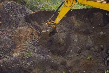 Kazı makinesi inşaat alanındaki kapalı alanda çalışıyor. 
