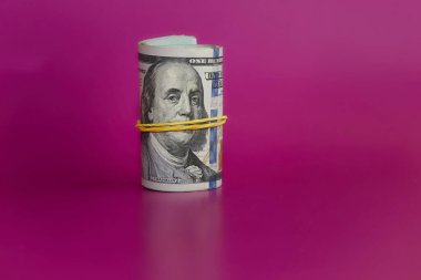 Pembe arka planda yüz dolarlık banknotlar, pembe arka planda yüz dolarlık banknotlar hayaller için para, nakit zula, yasadışı gelir.
